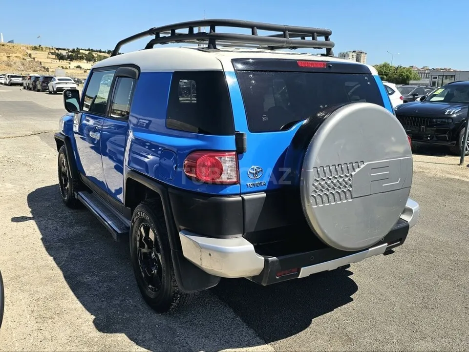 Toyota FJ Cruiser — фото 2/4