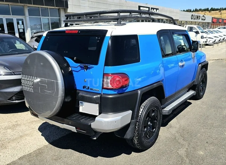 Toyota FJ Cruiser — фото 3/4