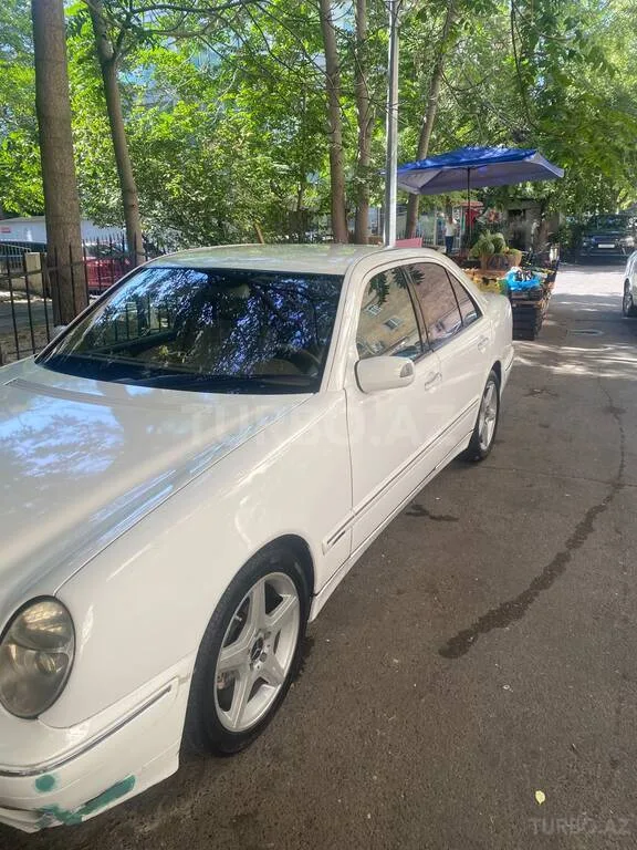 Mercedes E 240 — foto 3/4