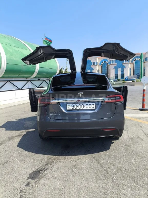 Tesla Model X — фото 2/4