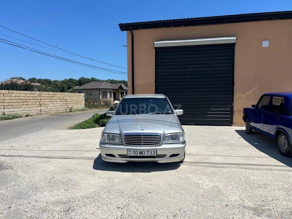 Mercedes C 200 — фото 1/4