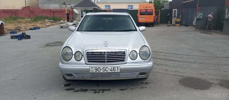 Mercedes E 200 — фото 1/4