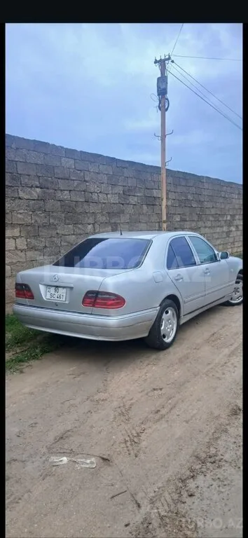 Mercedes E 200 — фото 2/4