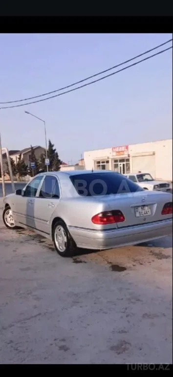 Mercedes E 200 — фото 3/4