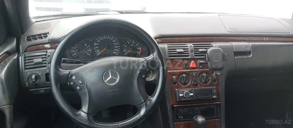Mercedes E 200 — фото 4/4