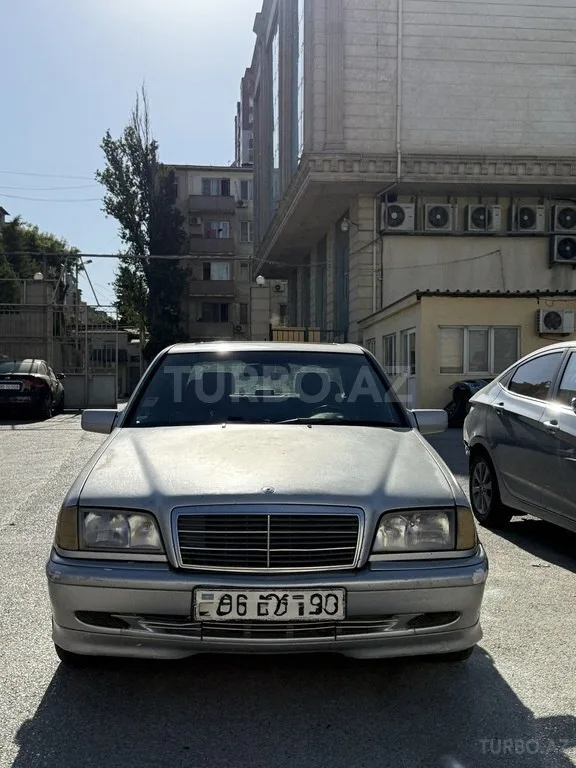 Mercedes C 220 — фото 1/4