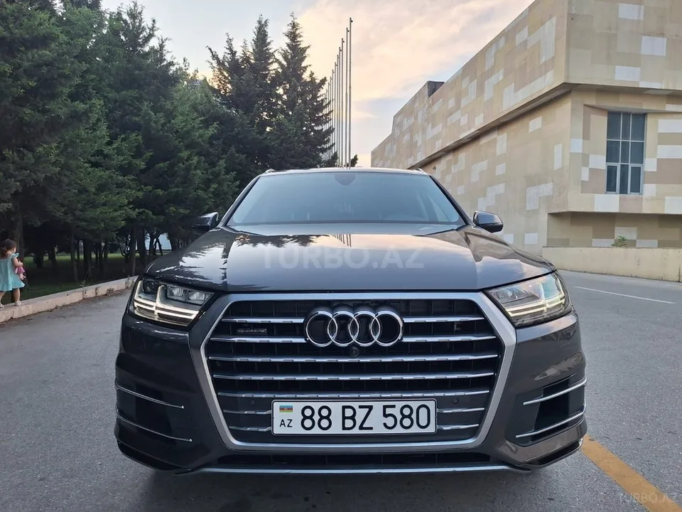 Audi Q7 — фото 1/4