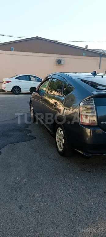Toyota Prius — фото 3/4
