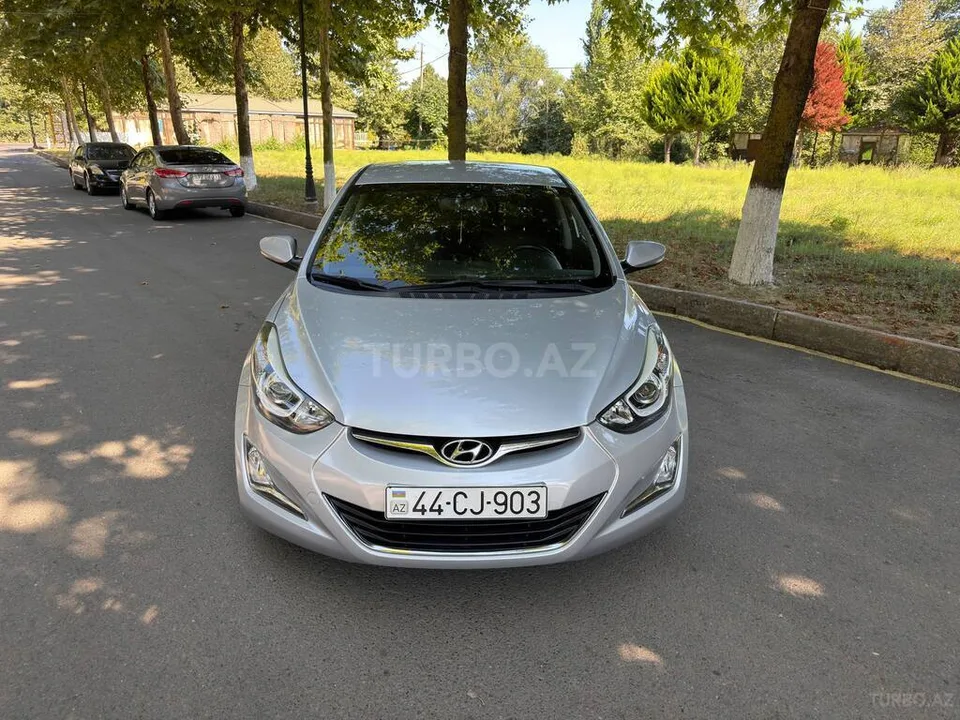 Hyundai Elantra — фото 1/4
