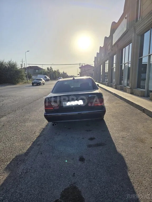 Mercedes E 230 — фото 2/4