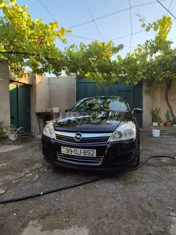 Opel Astra — фото 1/4