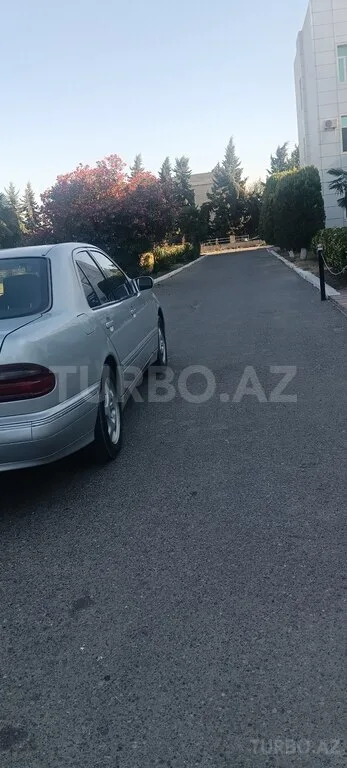 Mercedes E 220 — foto 3/4
