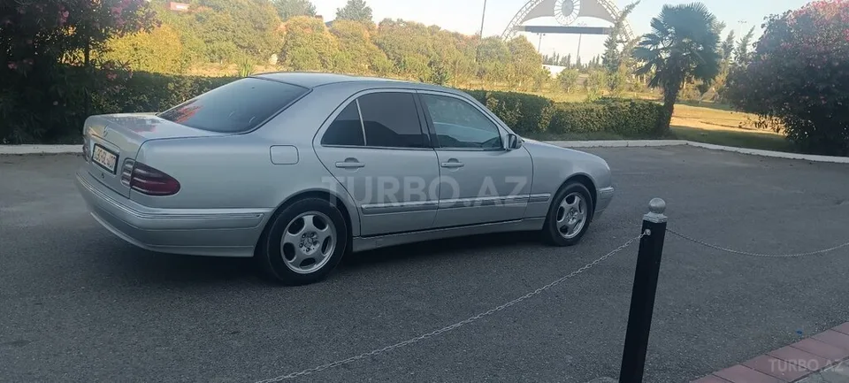 Mercedes E 220 — foto 4/4