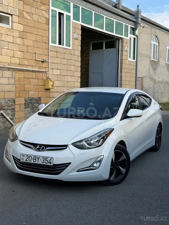 Hyundai Elantra — foto 1/4