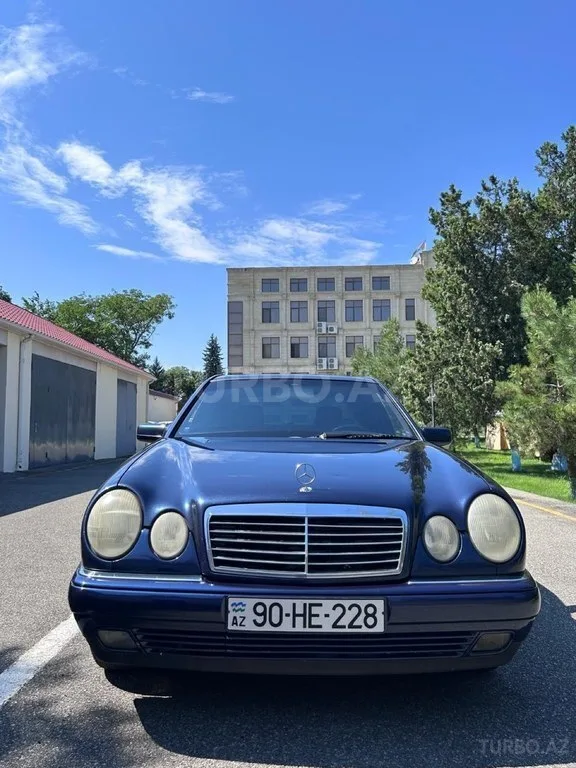 Mercedes E 240 — фото 1/4
