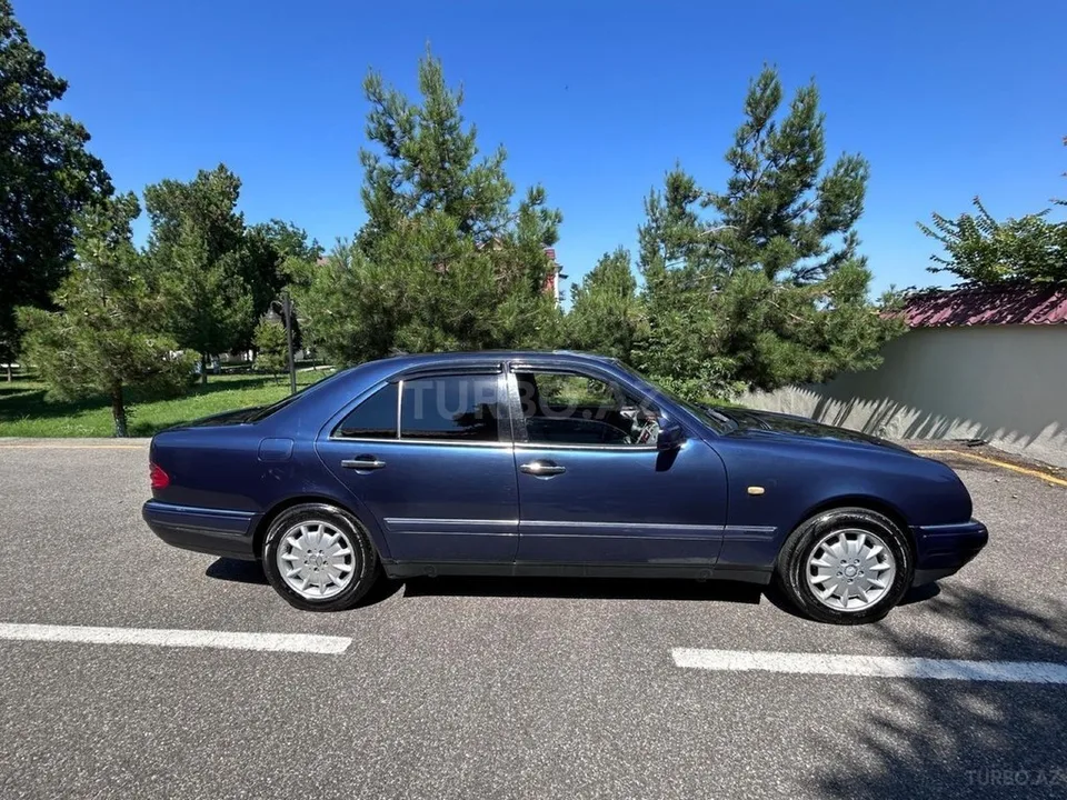 Mercedes E 240 — фото 3/4
