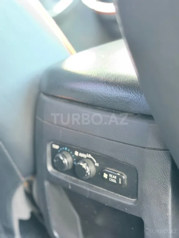 Toyota Land Cruiser Prado — фото 3/4