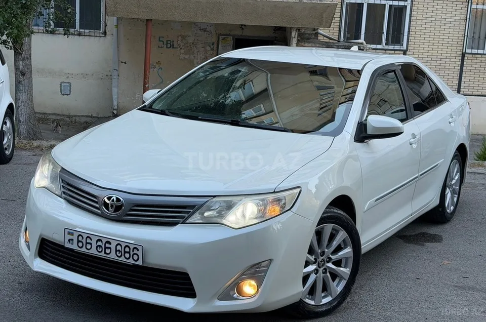 Toyota Camry — foto 1/4