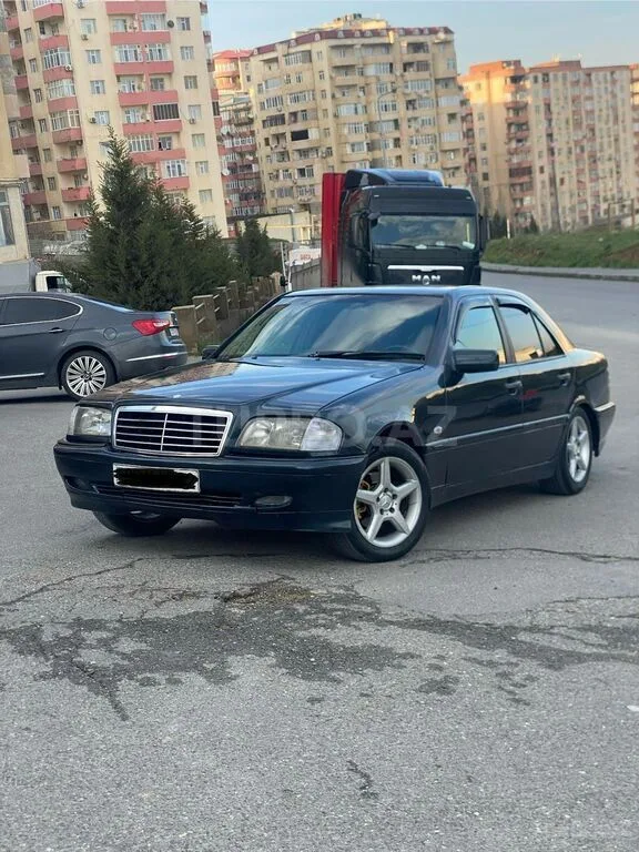 Mercedes C 180 — фото 1/4