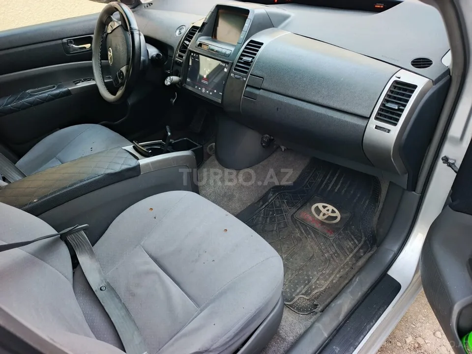Toyota Prius — фото 3/4