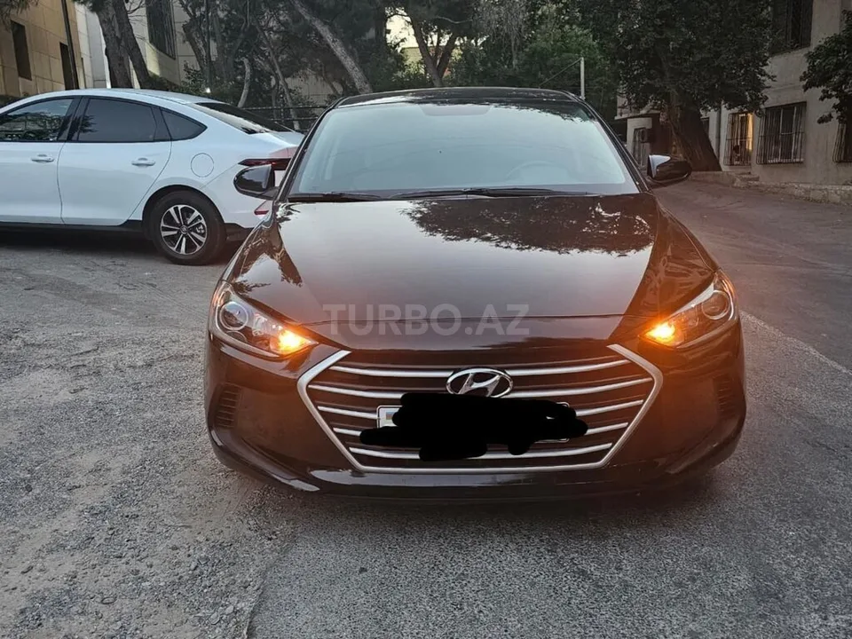Hyundai Elantra — фото 1/4
