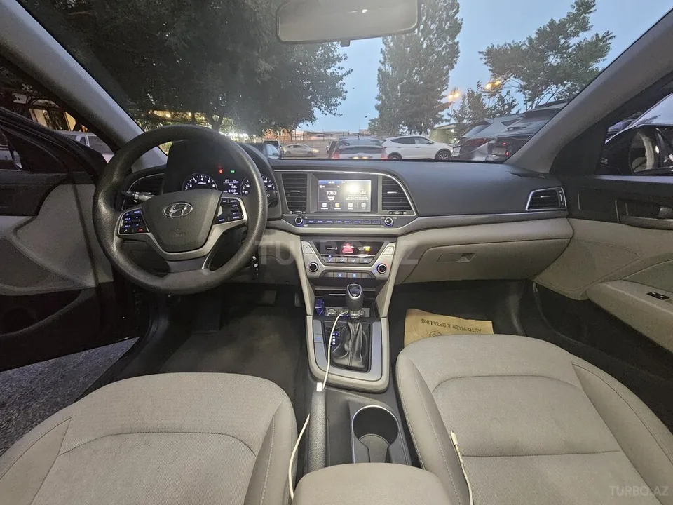 Hyundai Elantra — фото 3/4