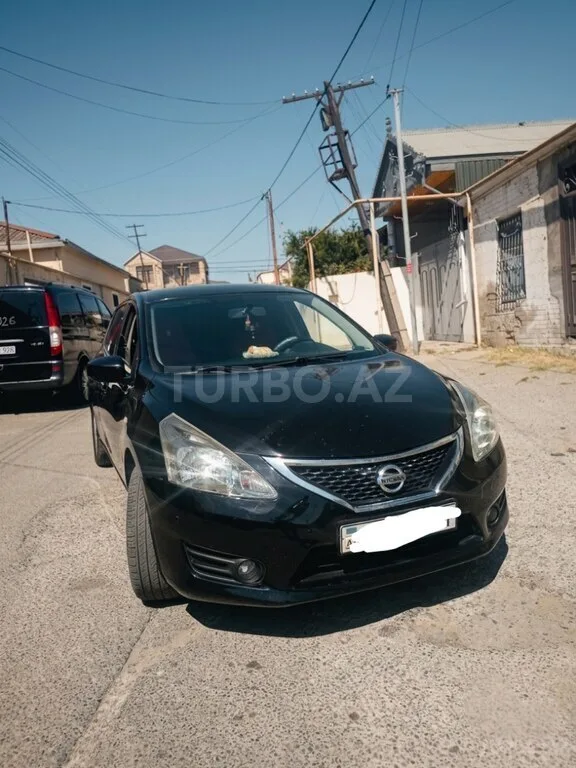 Nissan Tiida — фото 1/4