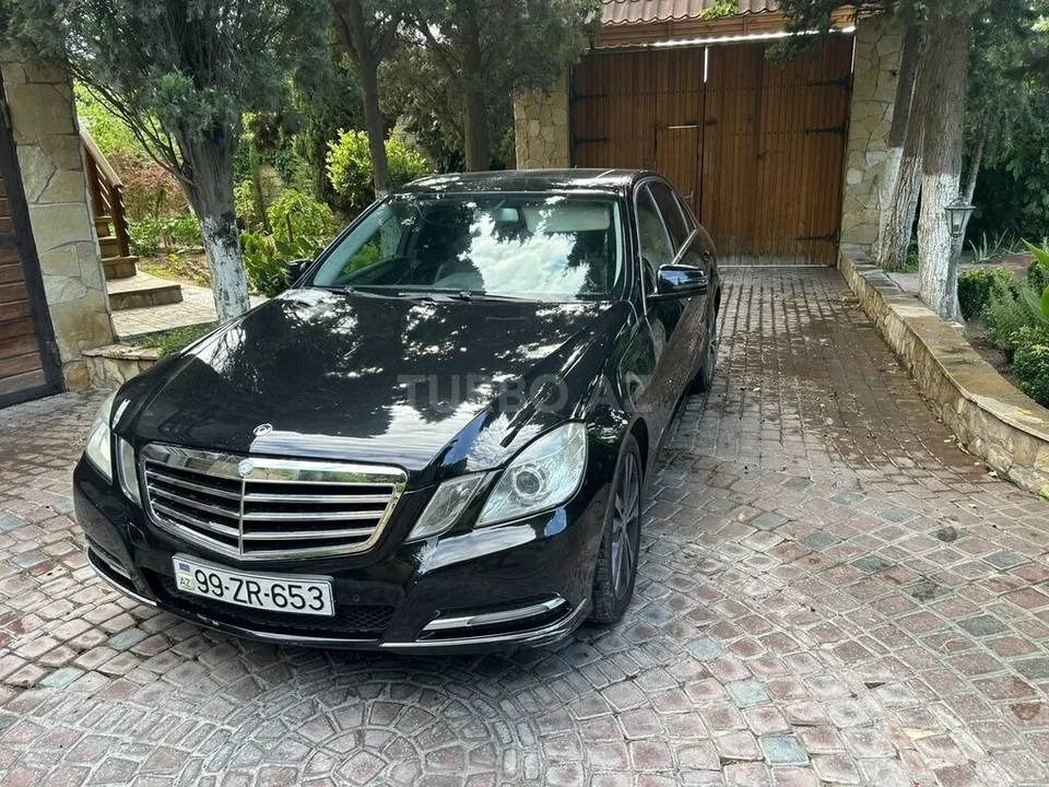 Mercedes E 300 4MATIC — foto 1/4