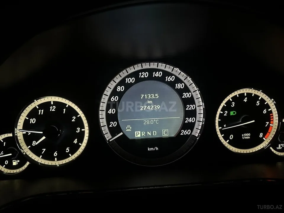 Mercedes E 300 4MATIC — foto 3/4