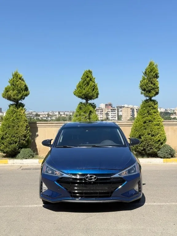 Hyundai Elantra — фото 1/4