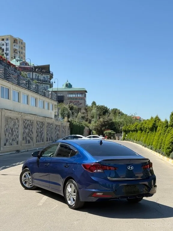 Hyundai Elantra — фото 3/4