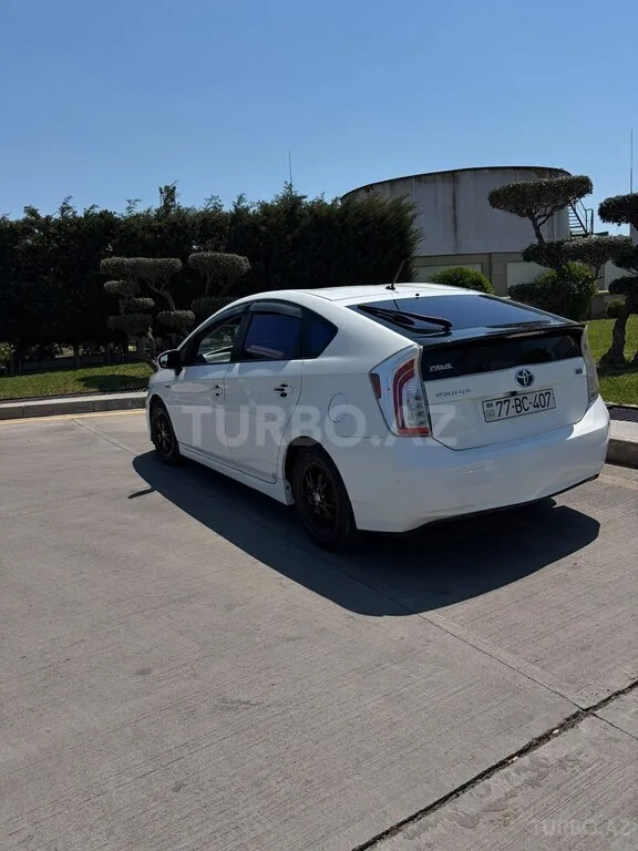 Toyota Prius — фото 3/4