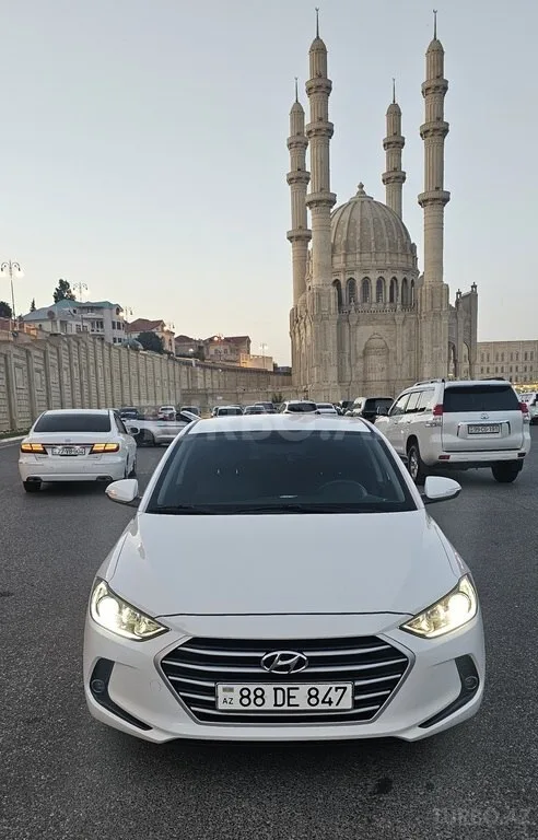 Hyundai Elantra — фото 1/4