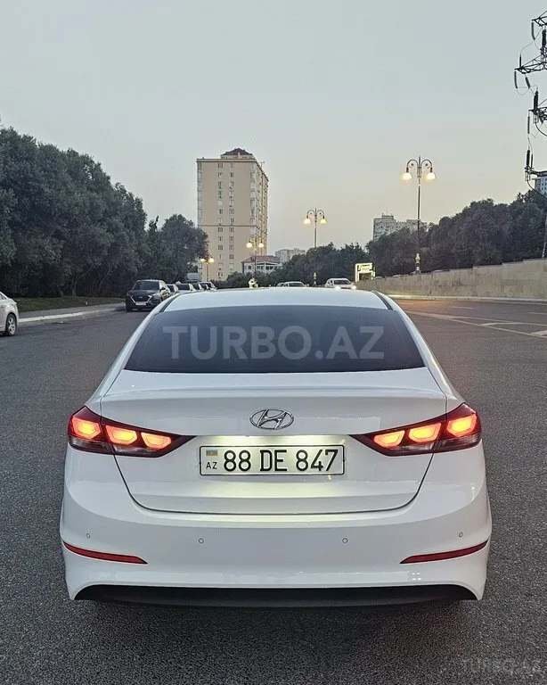 Hyundai Elantra — фото 2/4