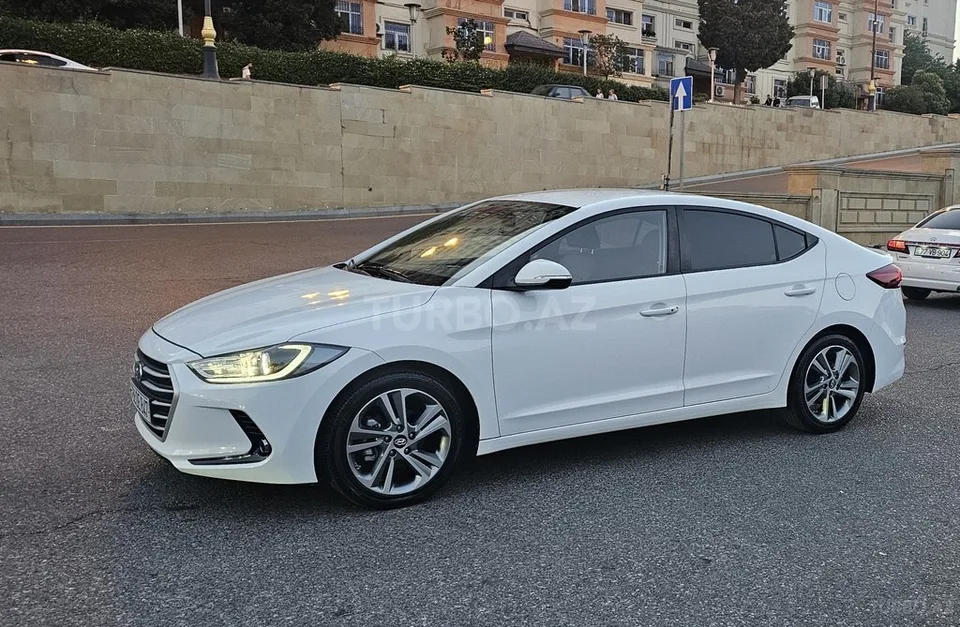 Hyundai Elantra — фото 3/4