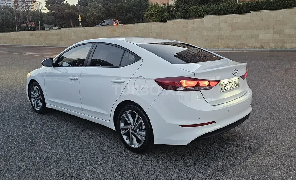 Hyundai Elantra — фото 4/4