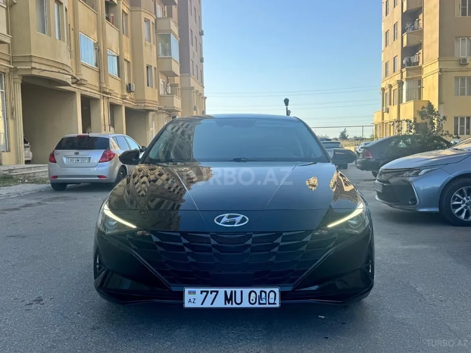 Hyundai Elantra — foto 1/4