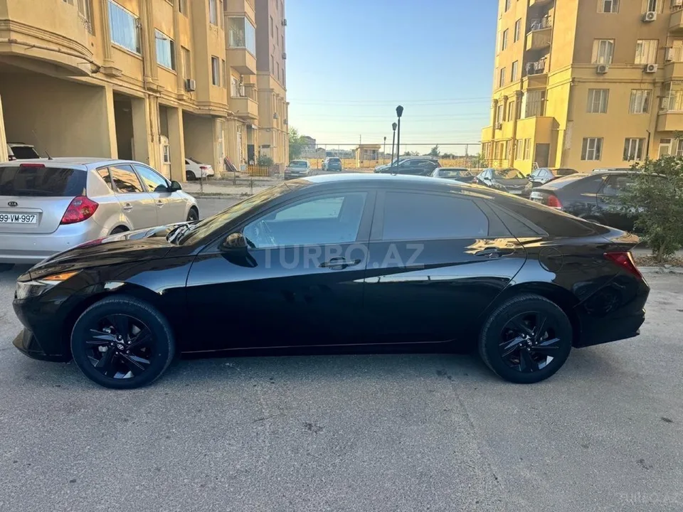 Hyundai Elantra — foto 3/4