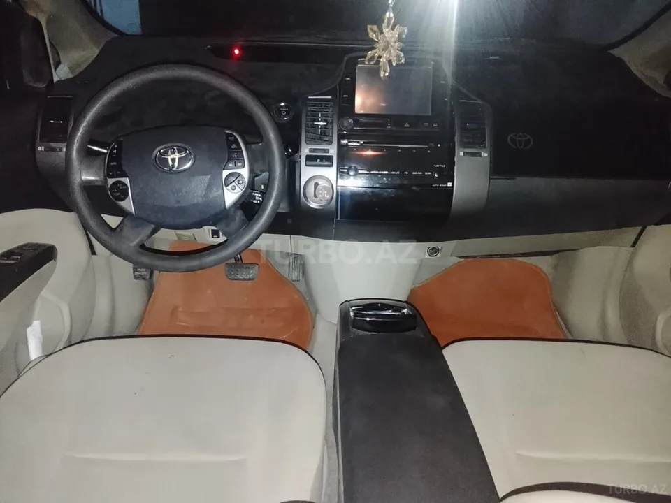 Toyota Prius — фото 3/4