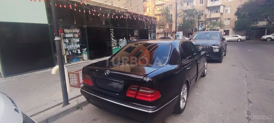 Mercedes E 220 — фото 2/4
