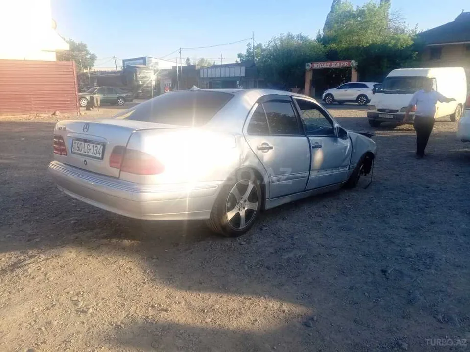 Mercedes E 320 — фото 4/4