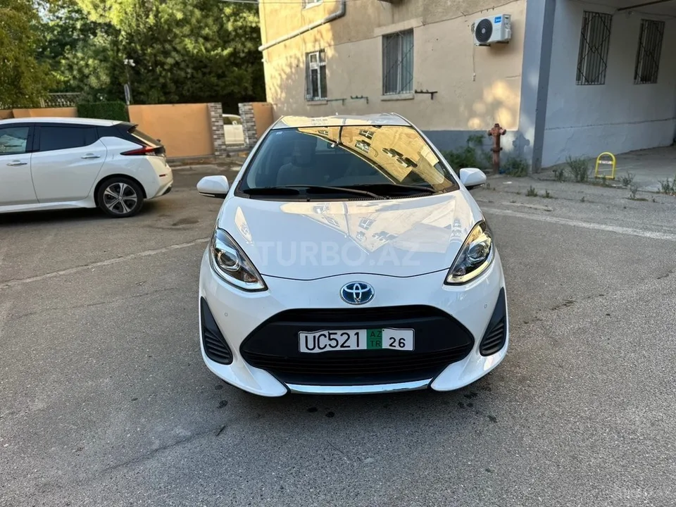 Toyota Aqua — фото 1/4