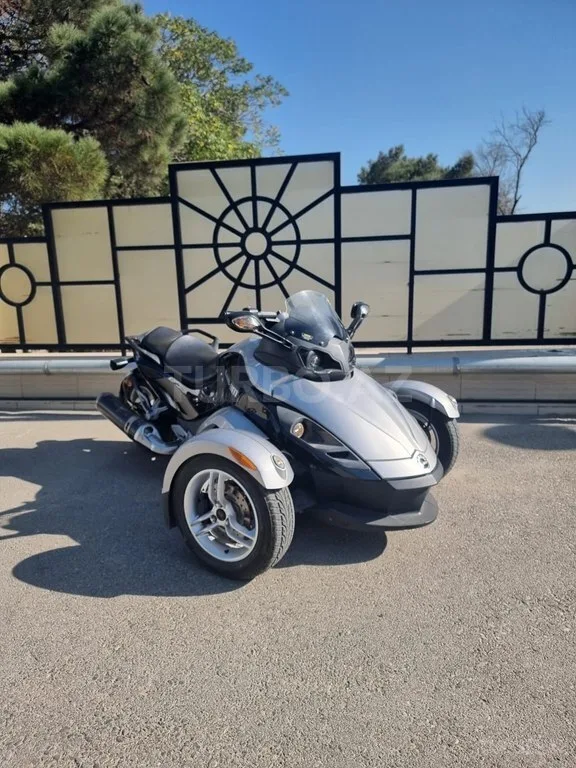 Can-Am Spyder RS — фото 1/4